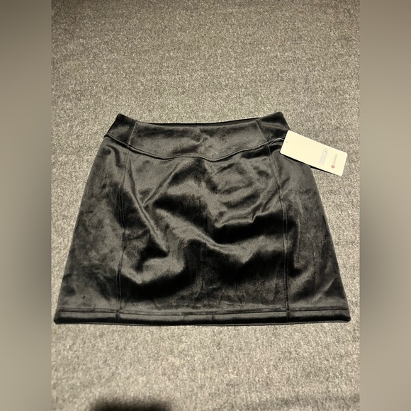 Brand new with tags lululemon high rise velvet mini skirt - Picture 1 of 4